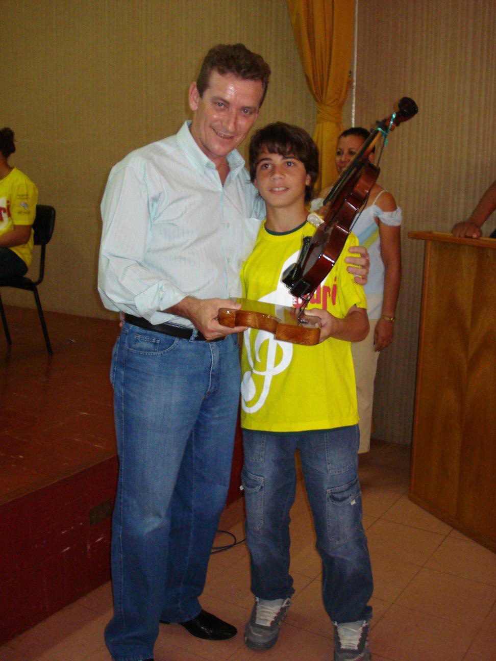 Deputado Ed Thomas recebe violino fabricado no Centro Cultural de Ouro Verde<a style='float:right;color:#ccc' href='https://www3.al.sp.gov.br/repositorio/noticia/03-2008/ED THOMAS OURO VERDE.jpg' target=_blank><i class='bi bi-zoom-in'></i> Clique para ver a imagem </a>